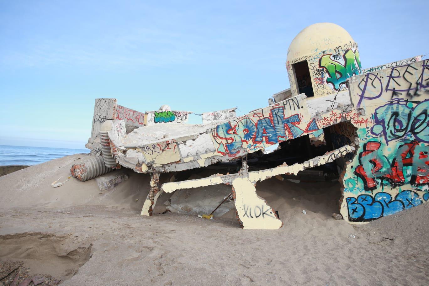 $!El tiempo y el mar acaban con casa en la Playa La Escopama