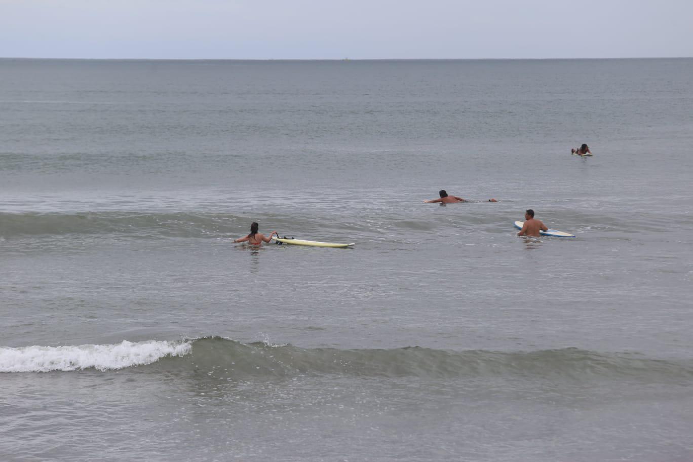 $!Surfistas retan a ‘Olaf’ en Mazatlán