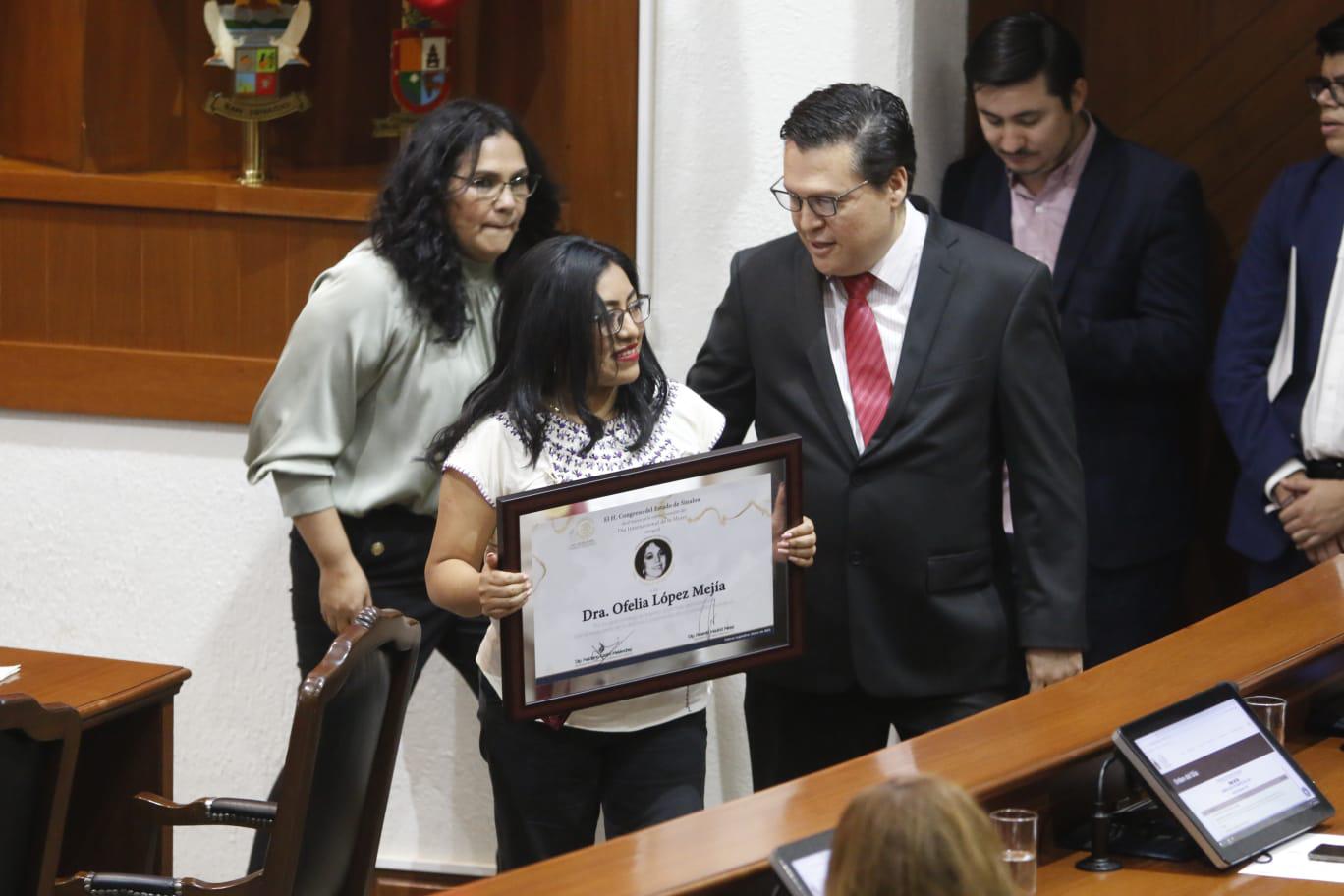 $!Premian con el ‘Norma Corona’ a Ofelia López, defensora de la mujer indígena