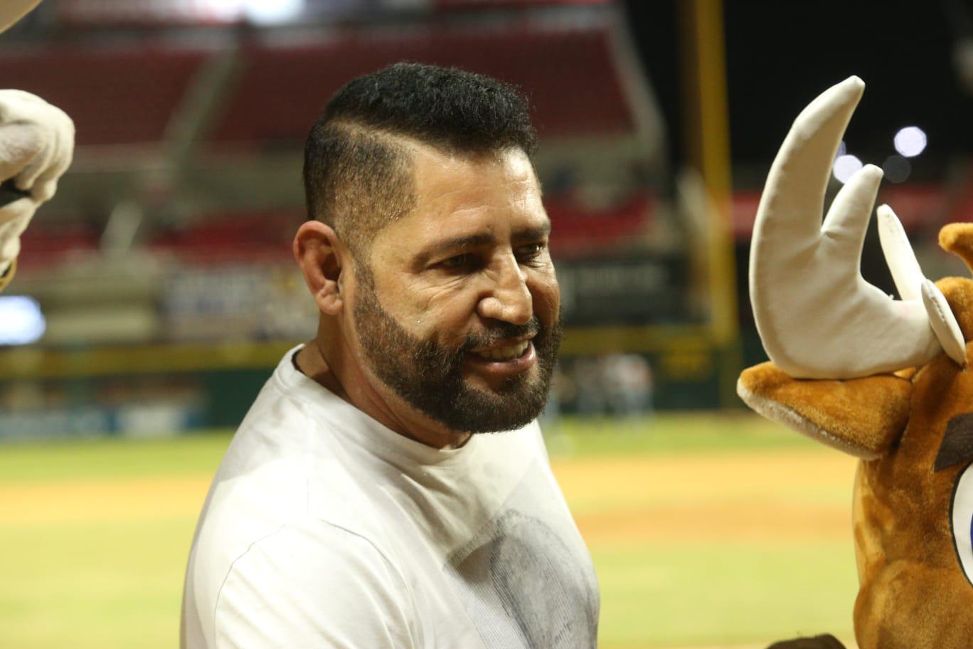 $!Pancho Barraza lanza la primera bola en el juego entre Venados y Naranjeros
