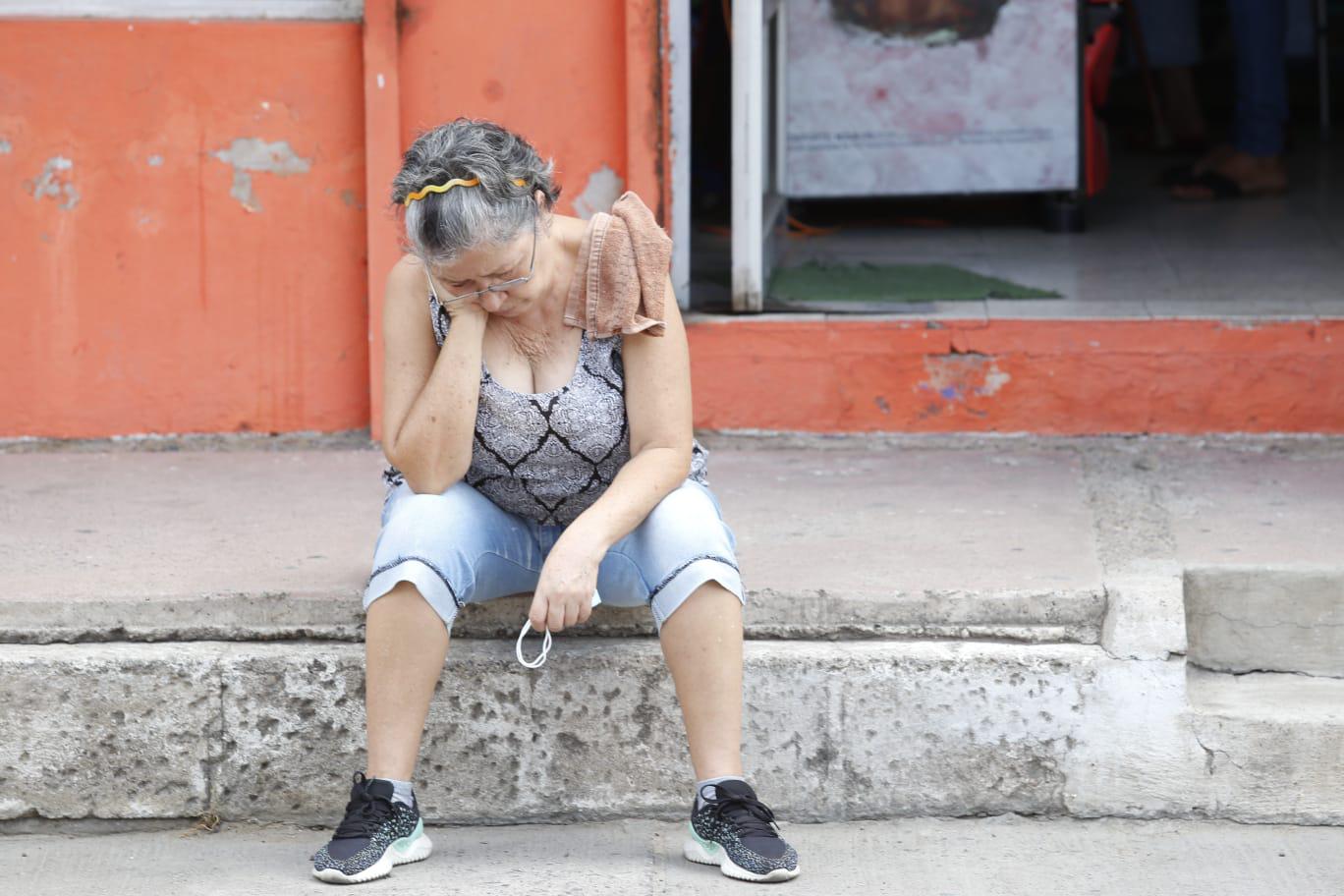 $!Caos y filas en el Centro de Vacunación de la Secundaria Miguel Hidalgo, en Mazatlán