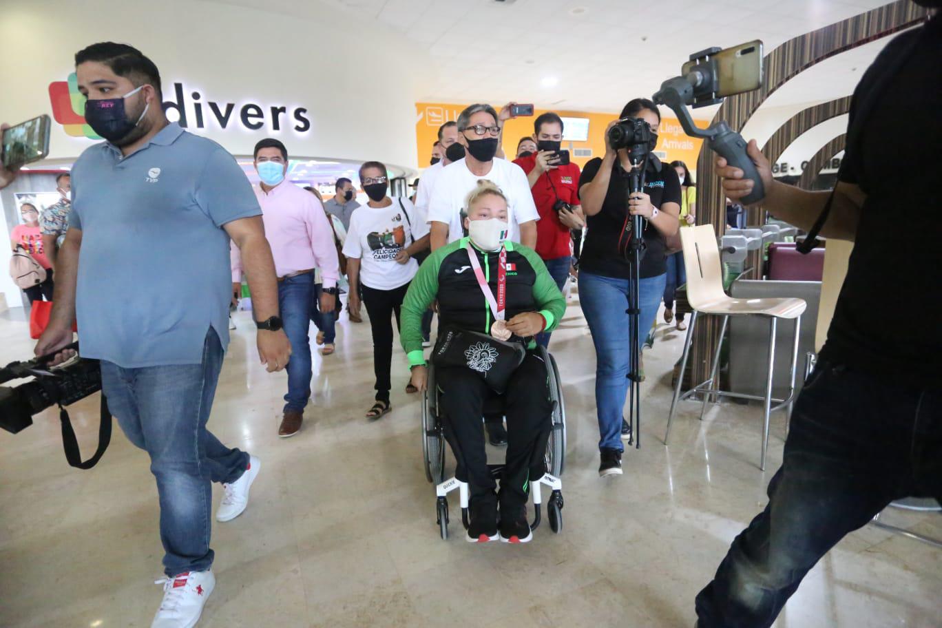 $!Esto no se acaba aquí, vamos a seguir trabajando: Rosa María Guerrero al llegar a Mazatlán con su bronce paralímpico