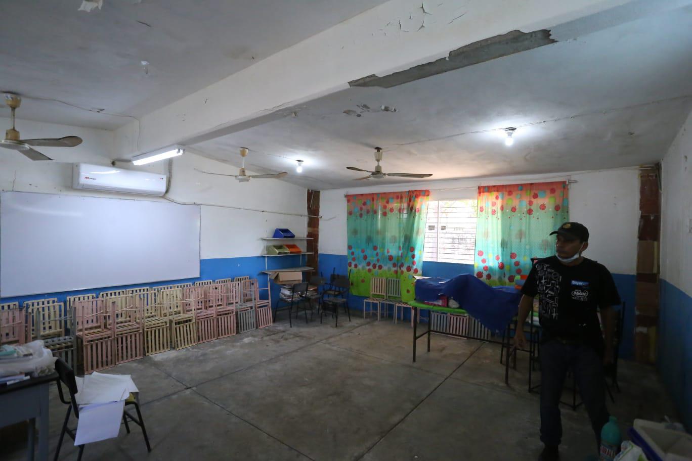 $!En Mazatlán, niños de primaria del Infonavit Playas toman clases en cancha porque el techo de sus aulas les puede caer encima