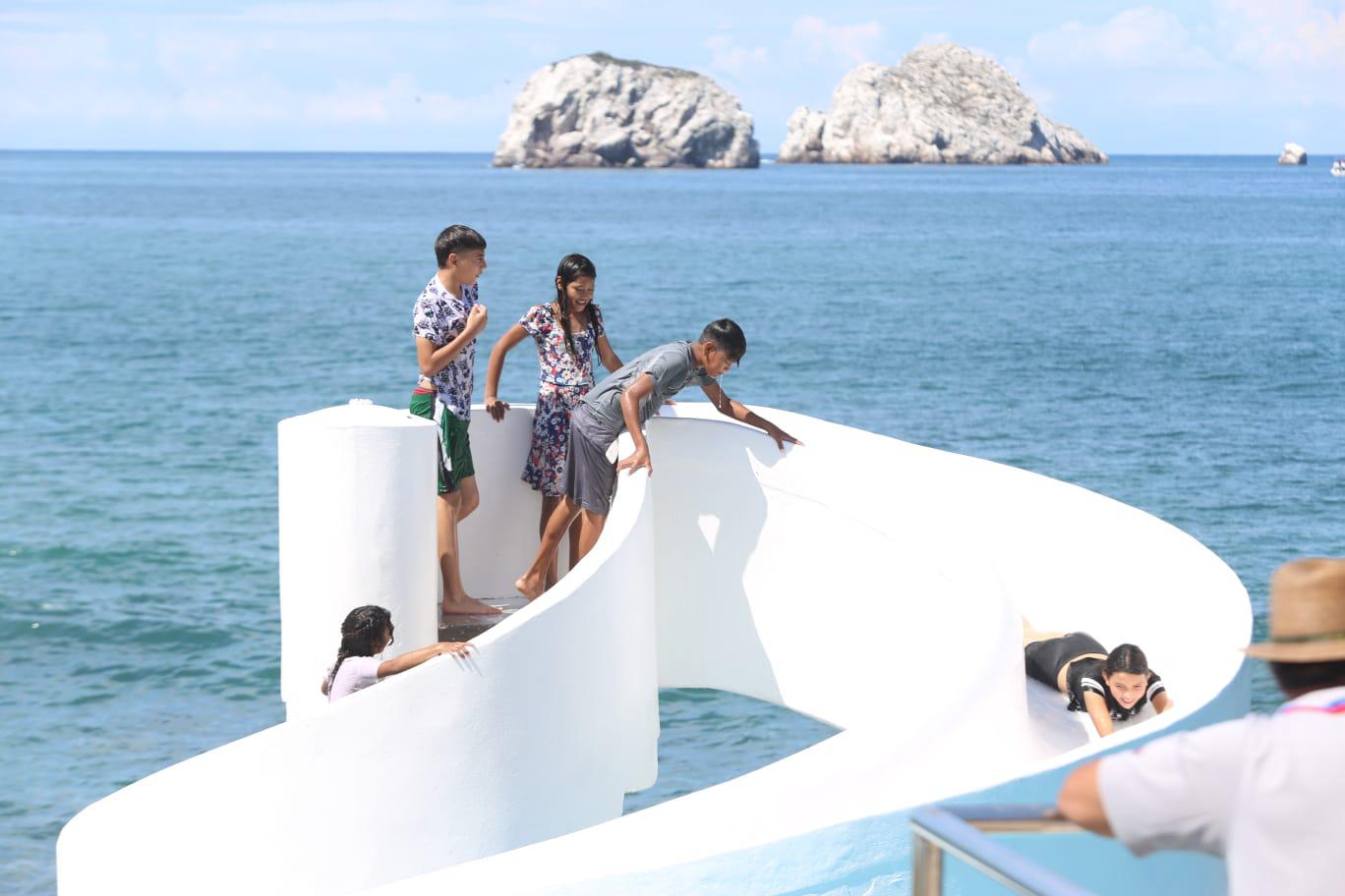 $!En Mazatlán, aprovechan la alberca de la Carpa Olivera para refrescarse