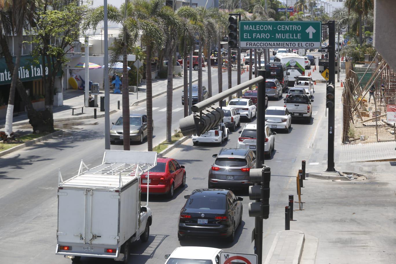 $!Caos vial en la Zona Dorada, en Mazatlán, por trabajos de la CFE