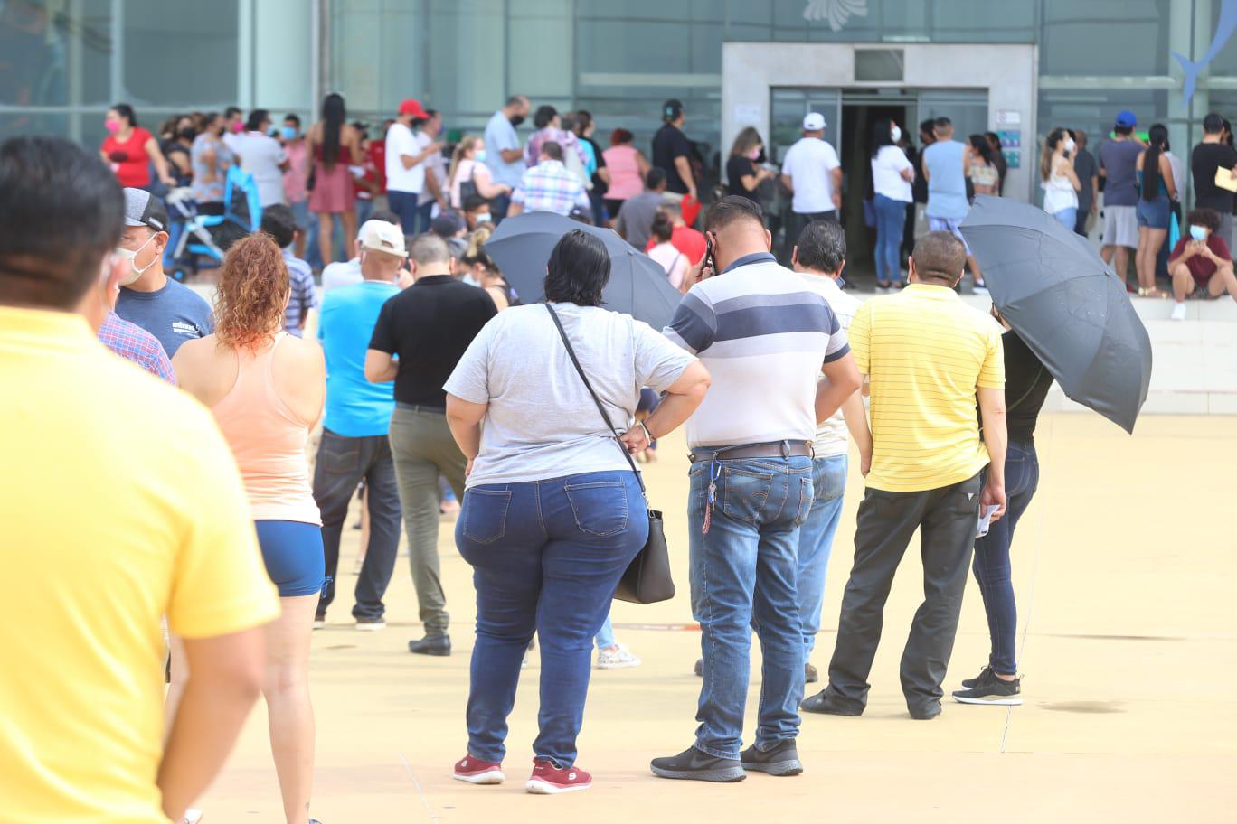 $!La vacunación contra el Covid en el Centro de Convenciones de Mazatlán se vuelve lenta, pues faltaron los vacunadores