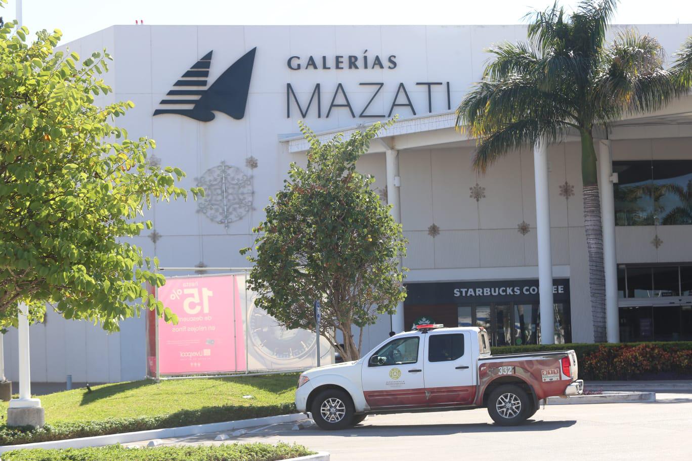 $!Restringen acceso a Plaza Galerías por incendio que duró cerca de seis horas, en Mazatlán