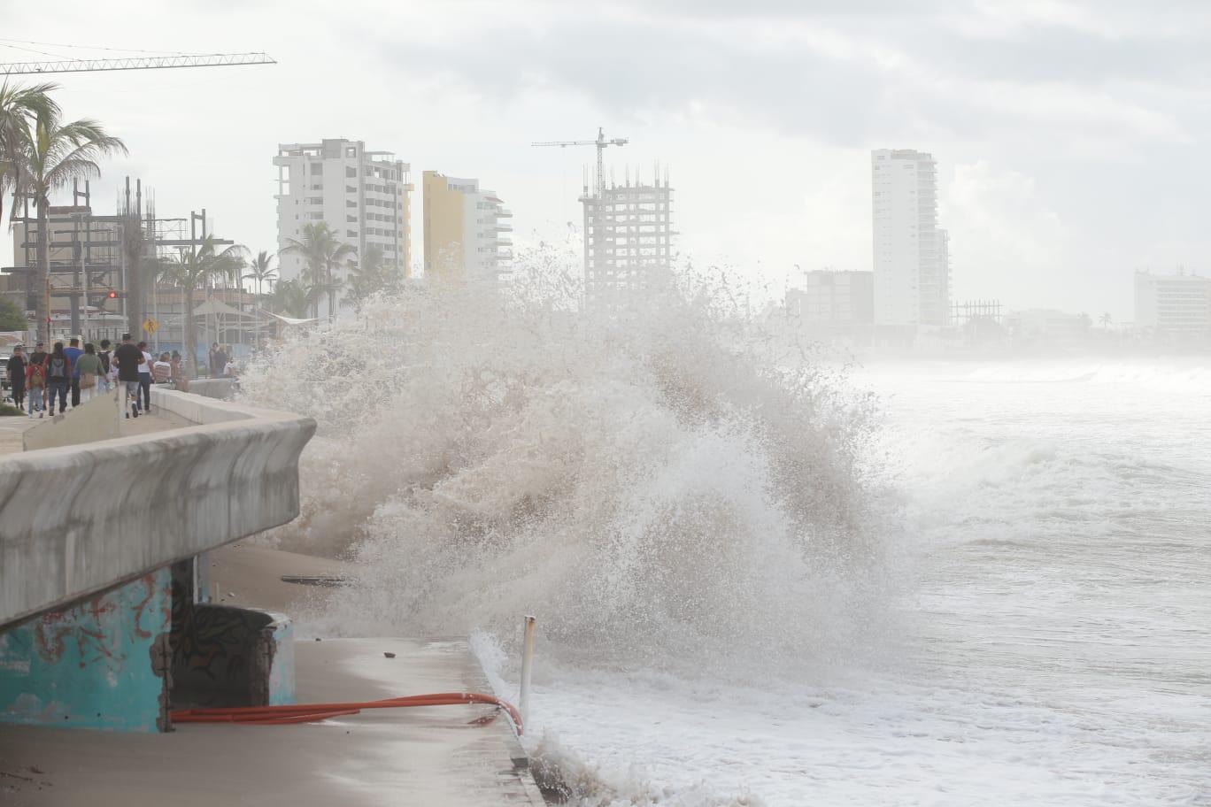 $!Las playas de Mazatlán se mantienen con un oleaje intenso; sean precavidos