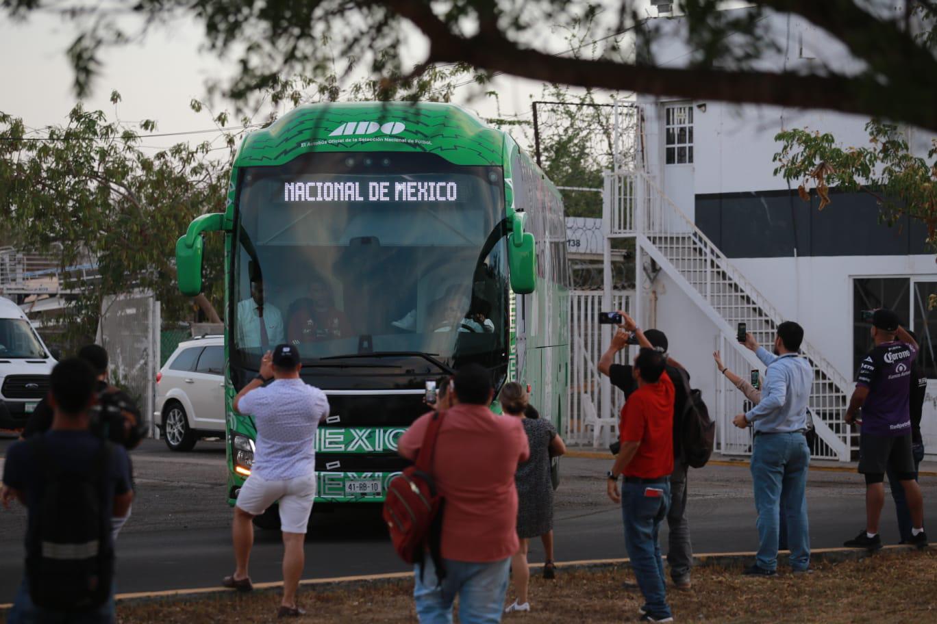 $!La Selección Mexicana de futbol llega con total hermetismo a Mazatlán
