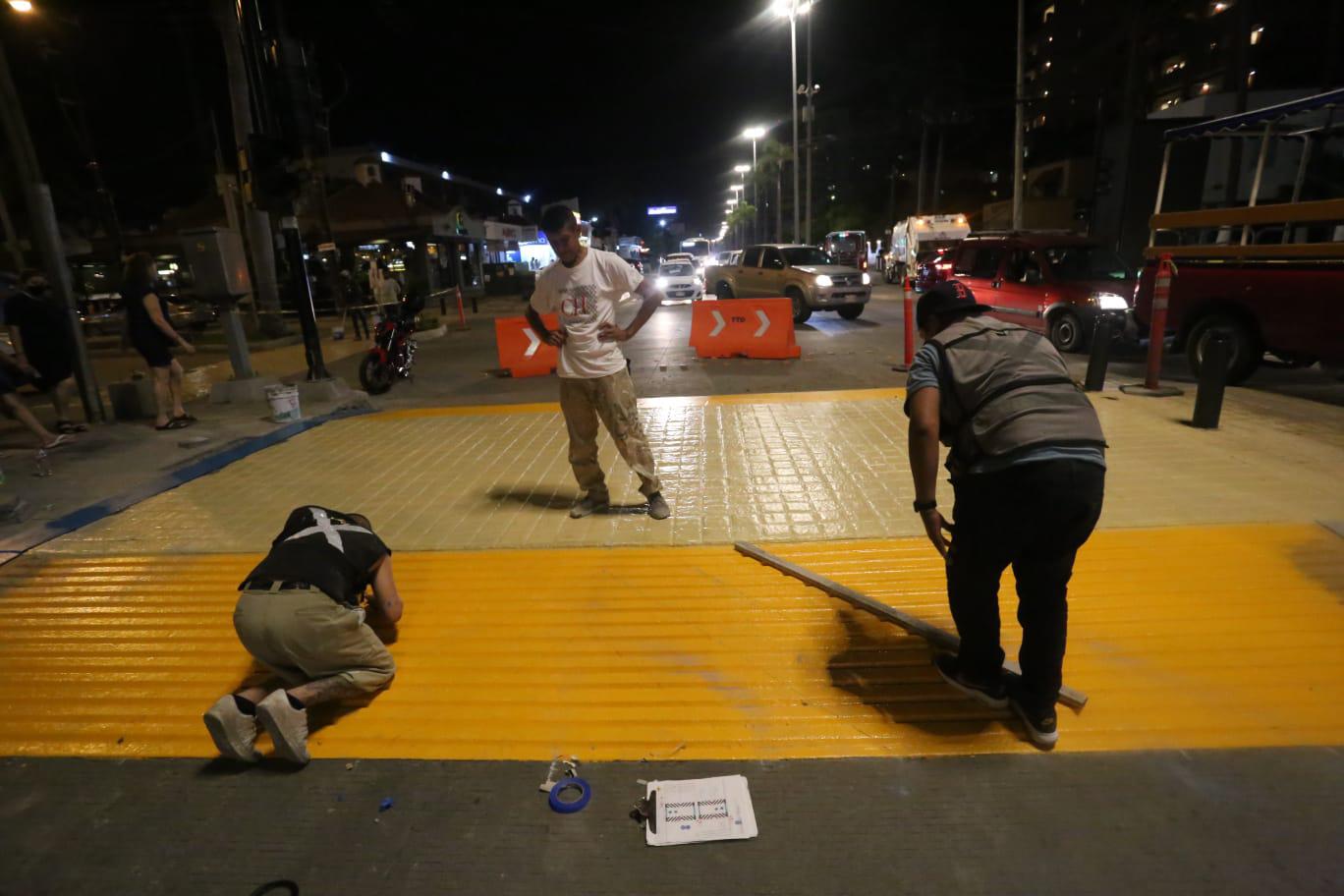 $!Dan últimos toques a pasos peatonales elevados en la Zona Dorada