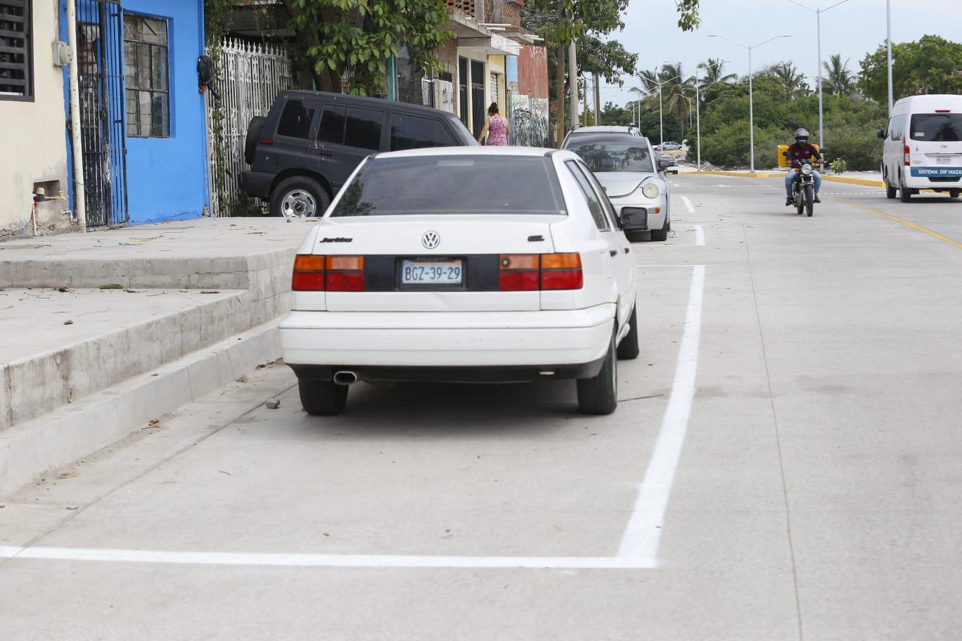 $!Abren a la circulación vial el tramo recién pavimentado de la Avenida Circunvalación, en Mazatlán