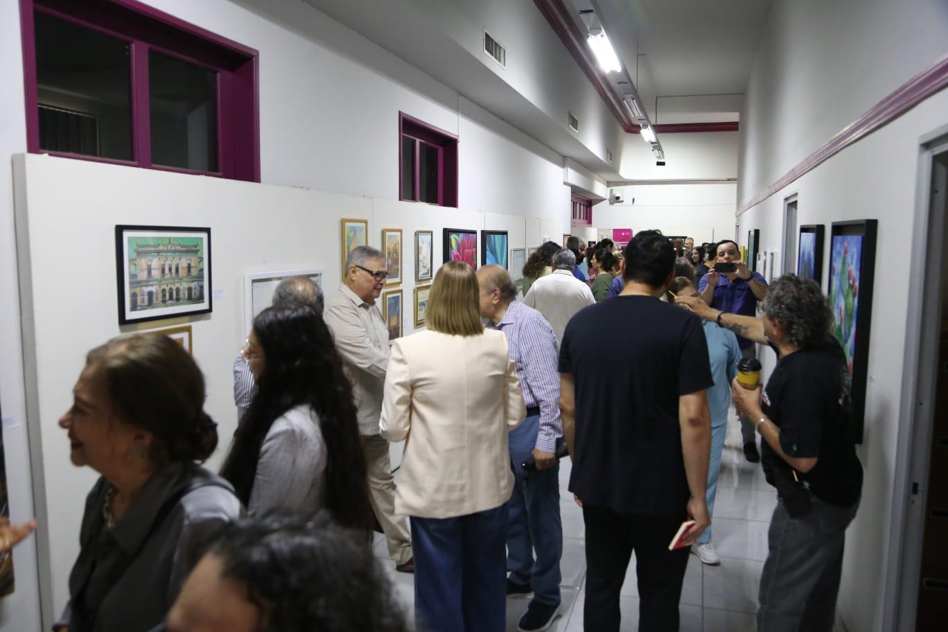 $!El público durante el recorrido por la muestra.