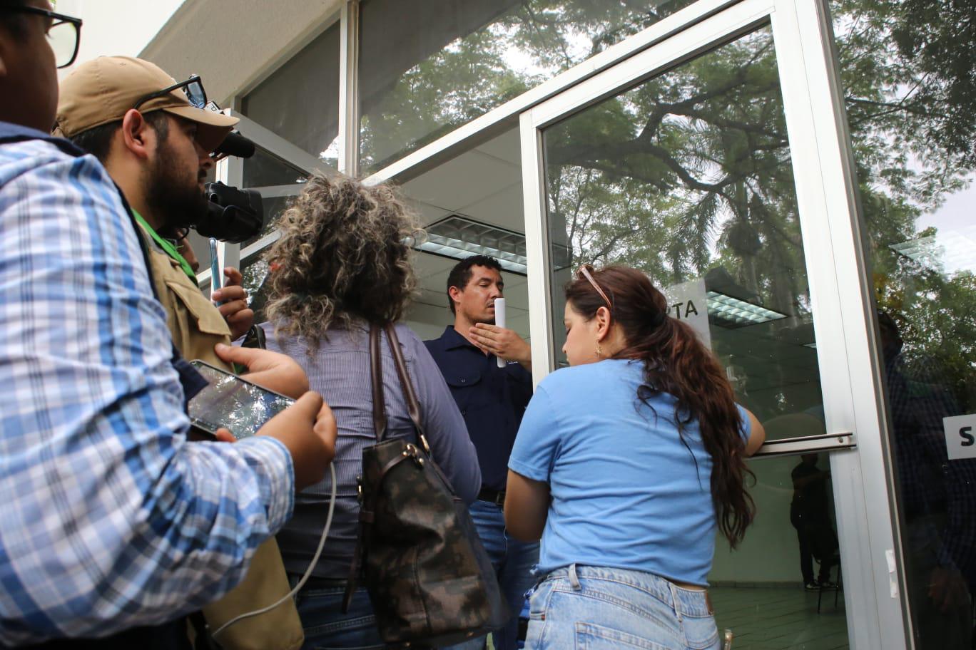 $!Servidores públicos intentan impedir acceso a prensa durante cobertura en oficinas de la Sader en Culiacán