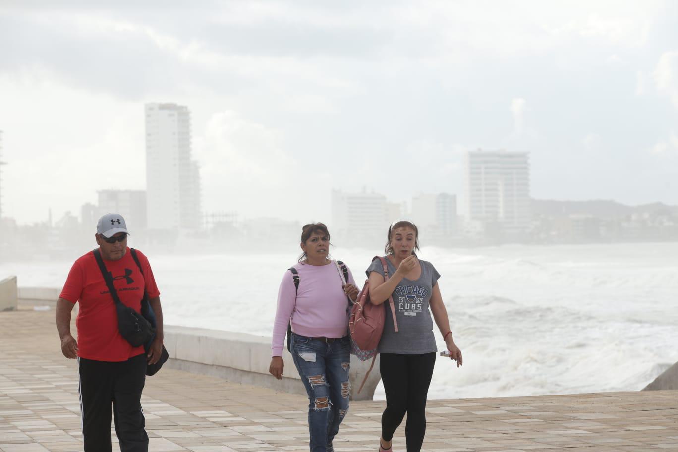 $!Oleaje daña dos negocios en la zona del malecón