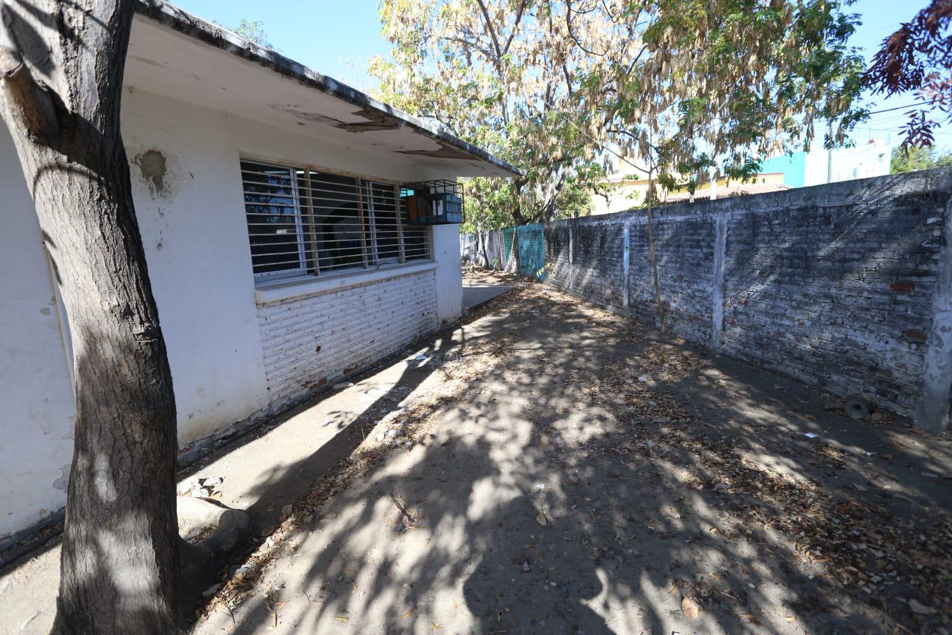 $!En Mazatlán, niños de primaria del Infonavit Playas toman clases en cancha porque el techo de sus aulas les puede caer encima