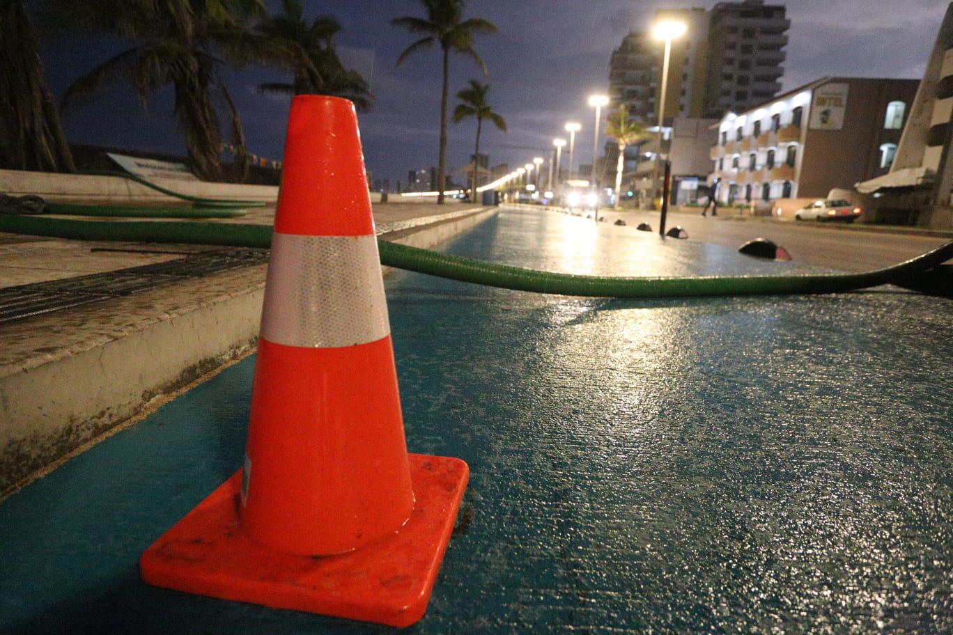 $!En Mazatlán, desde temprano salen al malecón a ejercitarse, pero la limpieza de baños portátiles los pone en riesgo