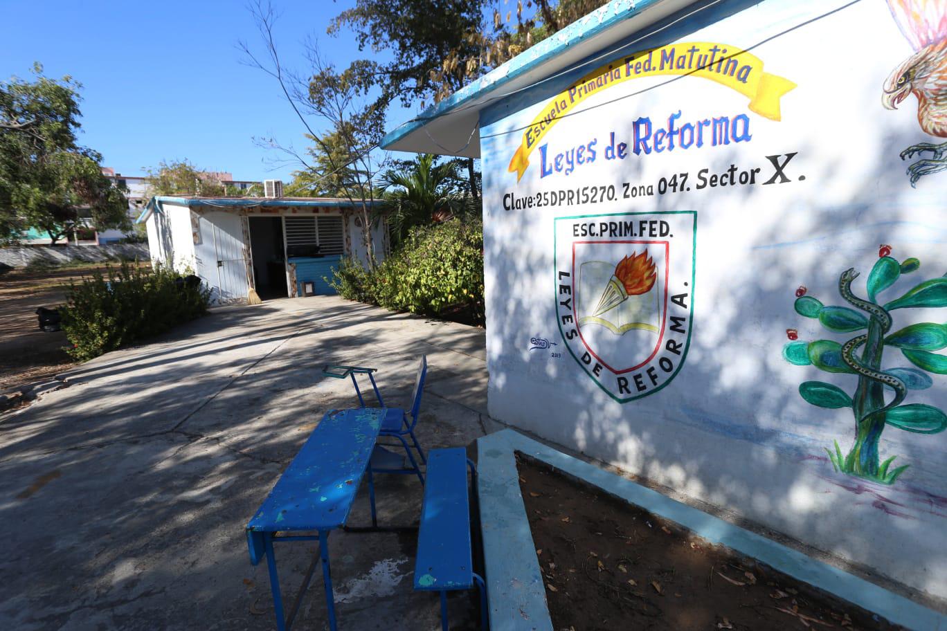 $!En Mazatlán, niños de primaria del Infonavit Playas toman clases en cancha porque el techo de sus aulas les puede caer encima