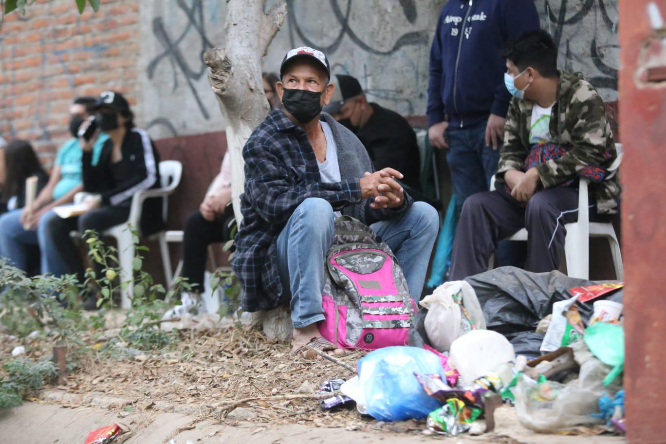 $!Familias se ponen a prueba en vacuna contra el Covid en Mazatlán. Madres e hijos aguantan horas para asegurar un turno