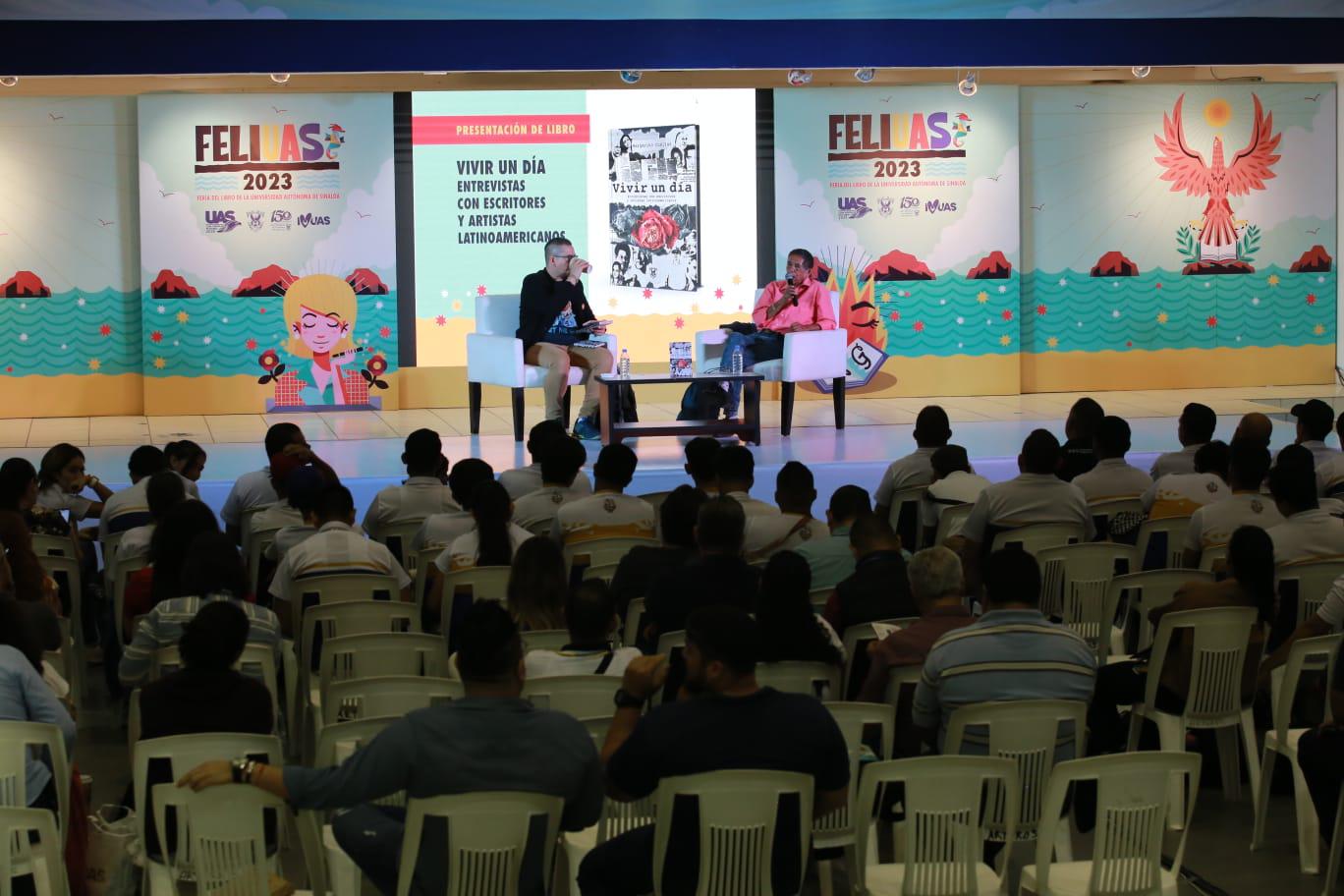 $!Óscar Paúl Castro acompañó al autor durante la charla.