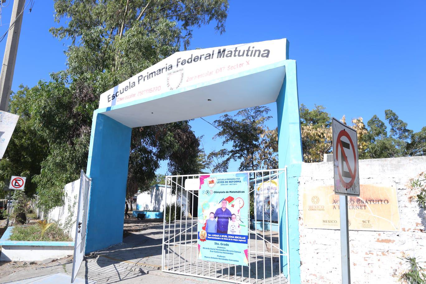 $!En Mazatlán, niños de primaria del Infonavit Playas toman clases en cancha porque el techo de sus aulas les puede caer encima