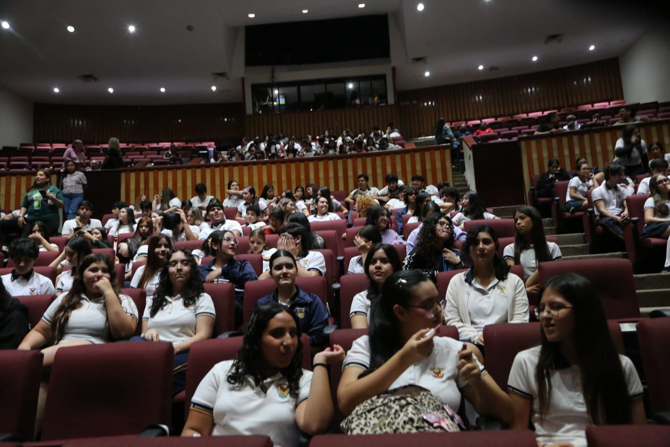 $!La combinación de relato y sonido sumergió a los estudiantes en el universo de ‘El fauno encendido’.