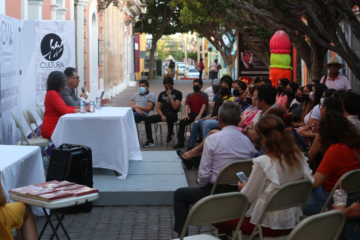 $!Ante amigos y familiares la escritora presentó el libro que reúne 12 cuentos.