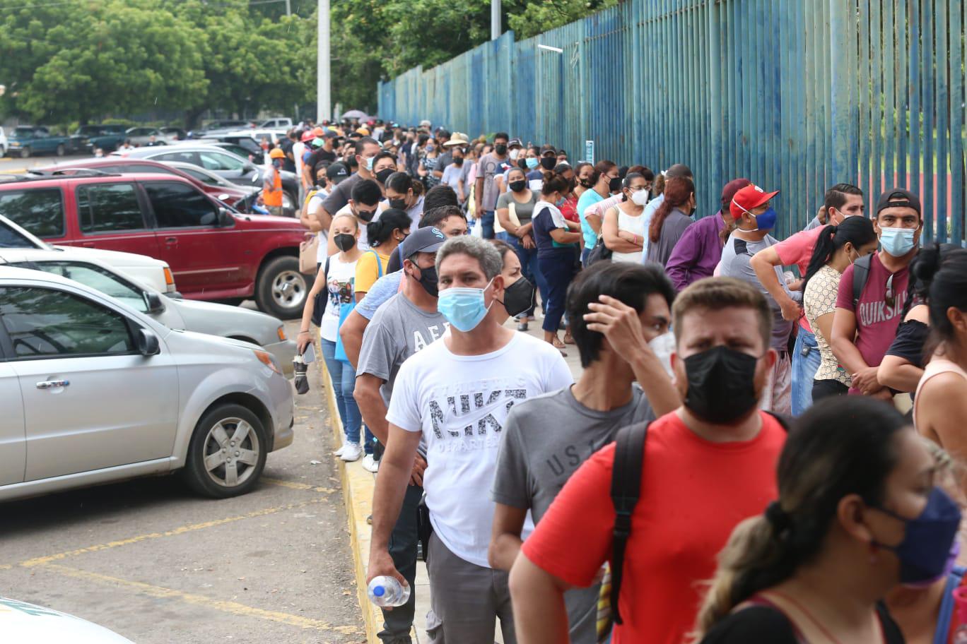 $!Madrugan rezagados por vacuna contra el Covid en Mazatlán; se agotan las 500 dosis antes de iniciar jornada