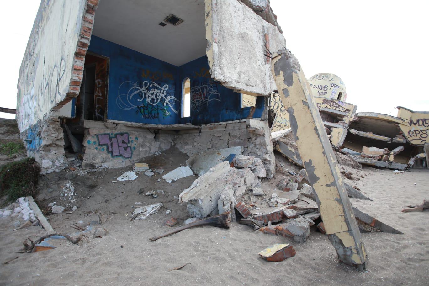 $!El tiempo y el mar acaban con casa en la Playa La Escopama