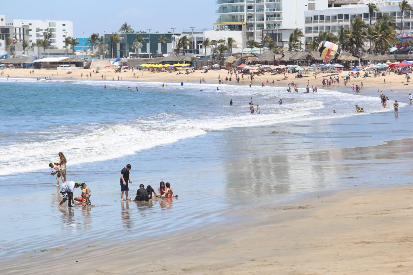 $!Cientos disfrutan las playas y atractivos de Mazatlán