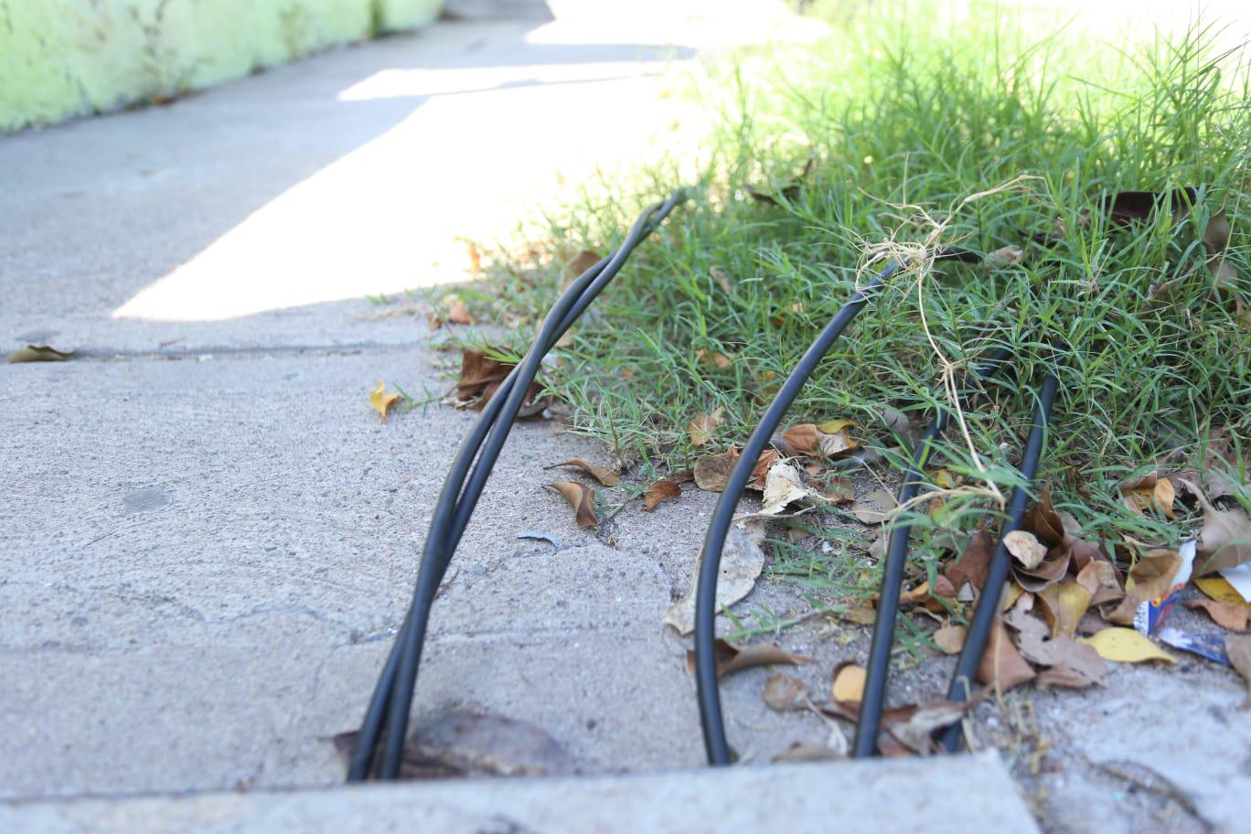 $!En Infonavit Playas, de Mazatlán, alertan peligrosidad de cableado de la CFE al ‘aire libre’