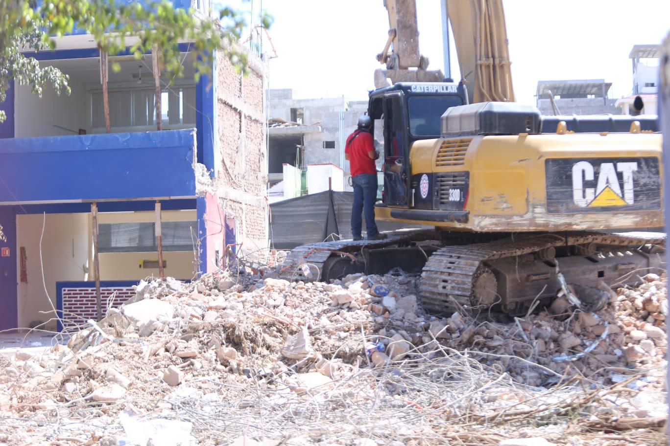 $!Adiós, ahora sí, al Instituto Británico... derriban su edificio en Mazatlán