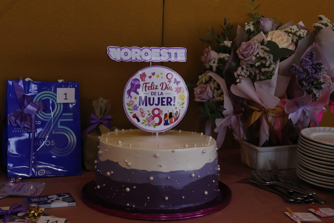 $!Al final del desayuno disfrutaron de una rebanada de pastel de la Pastelería Mi Licha, teléfono 6677 15 84 00.