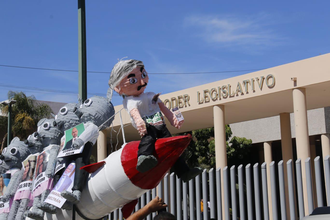 $!Llevan al Congreso 10 mil firmas para juicio político contra Estrada Ferreiro; buscaban 150 mil