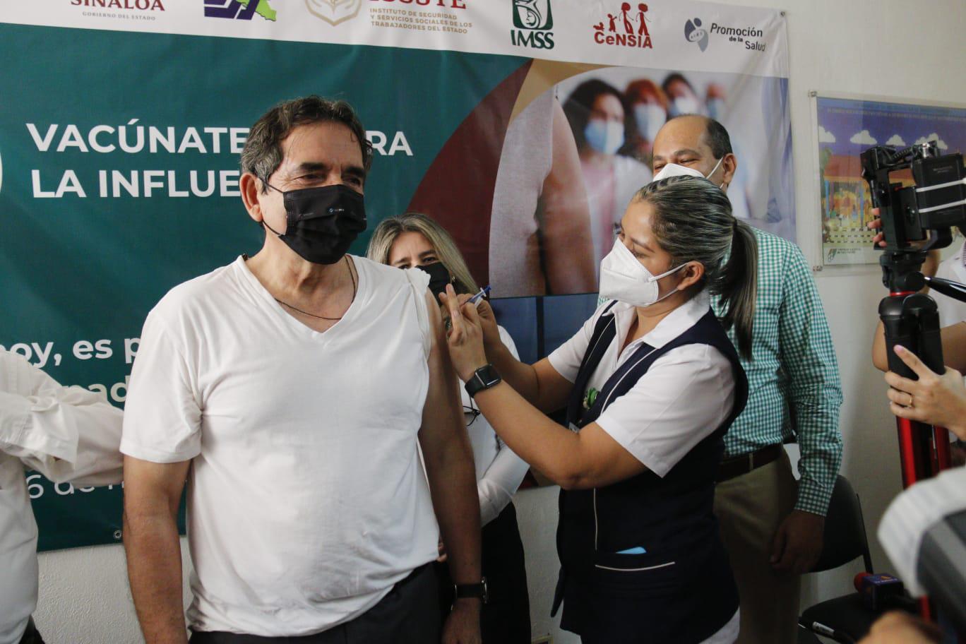 $!Aplican la vacuna contra la influenza al secretario de Salud estatal, Héctor Melesio Cuén Ojeda.