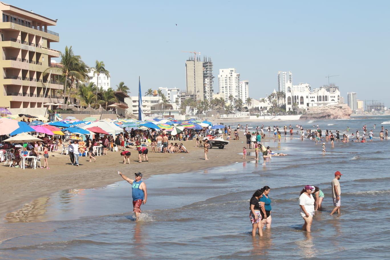 $!Disfrutan centenares de personas atractivos de Mazatlán este domingo