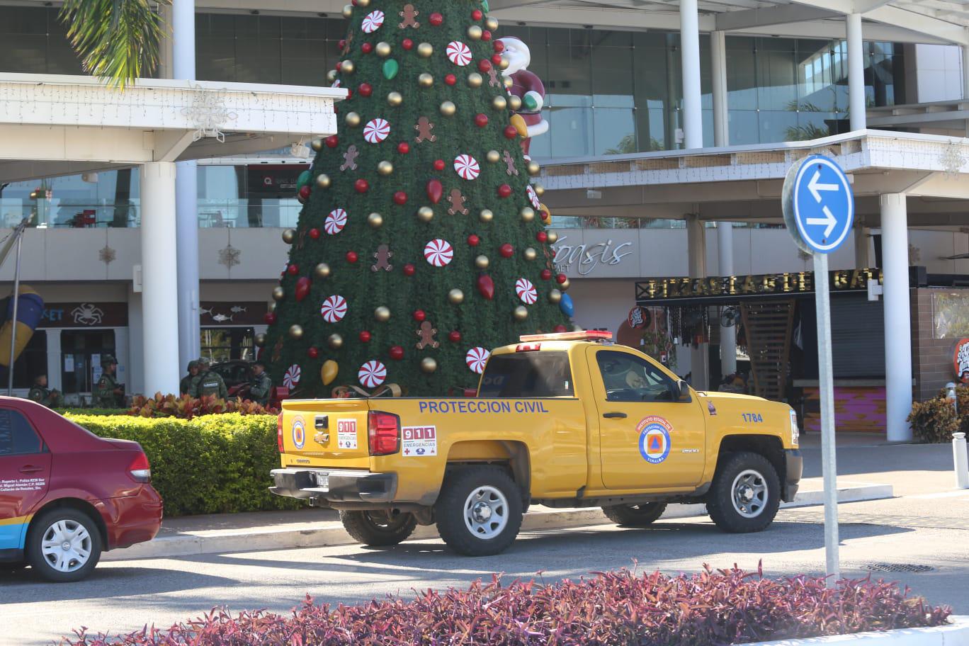 $!Restringen acceso a Plaza Galerías por incendio que duró cerca de seis horas, en Mazatlán