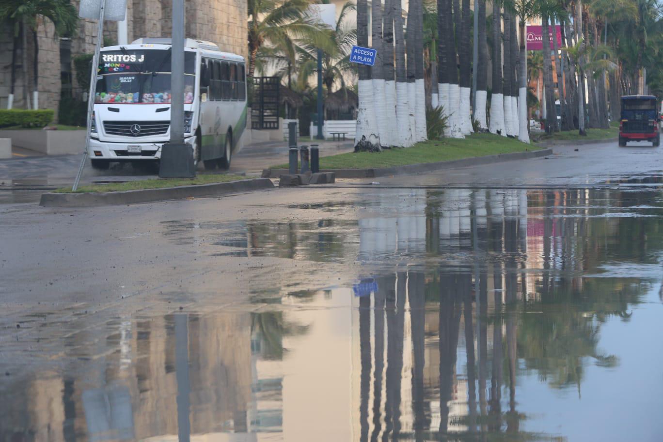 $!Lluvia de la madrugada colapsa vialidades de Mazatlán