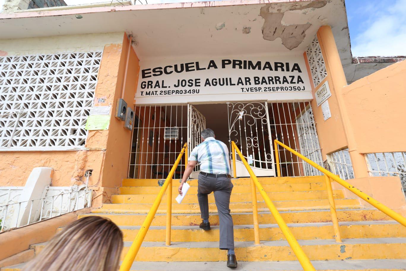 $!Padres de familia bloquean Avenida Gabriel Leyva, en Mazatlán, para exigir se rehabilite primaria ‘Aguilar Barraza’ en Colonia Juárez