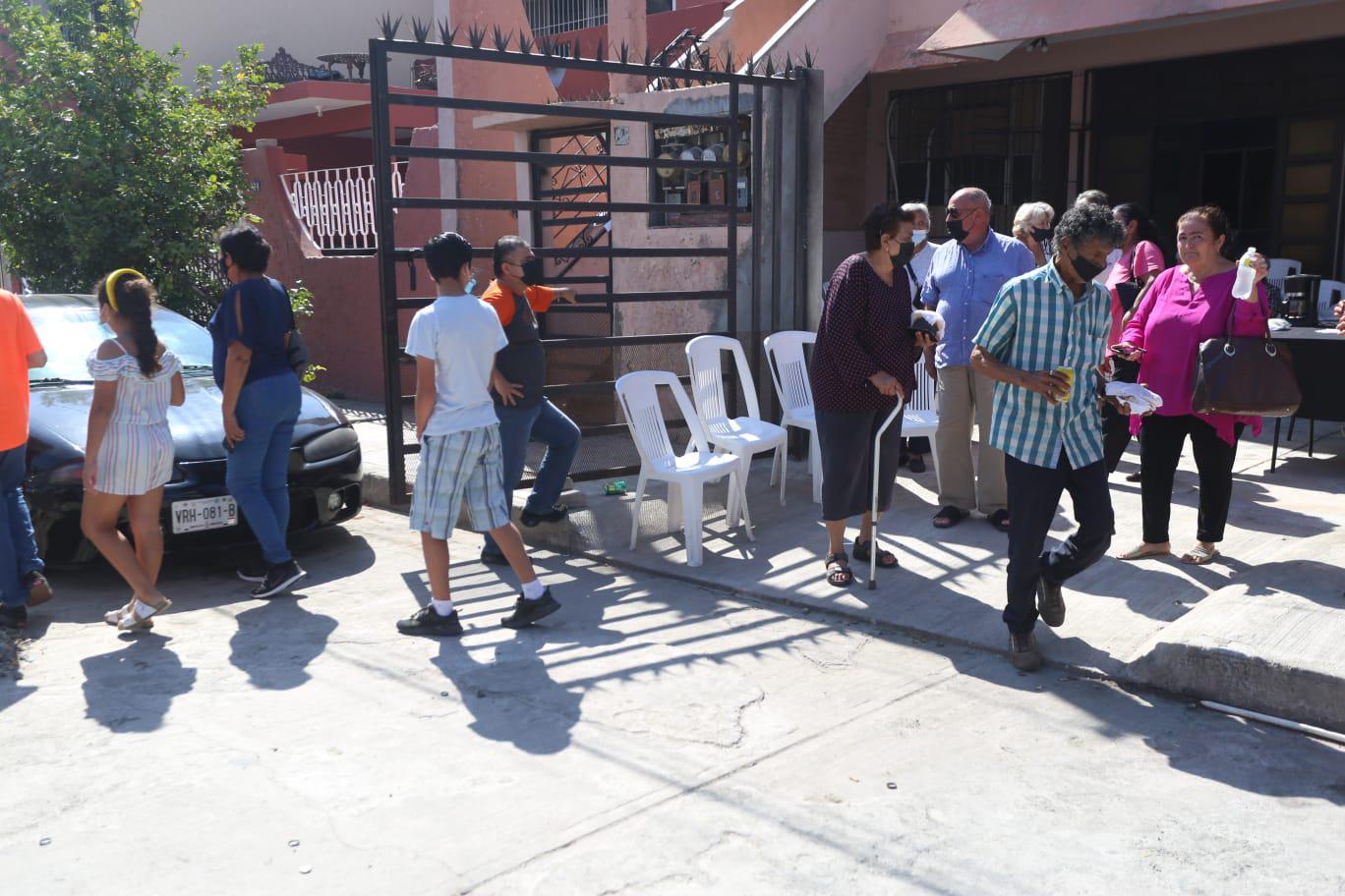 $!En Mazatlán ‘acarrean’ a adultos mayores en casilla donde votó el Alcalde