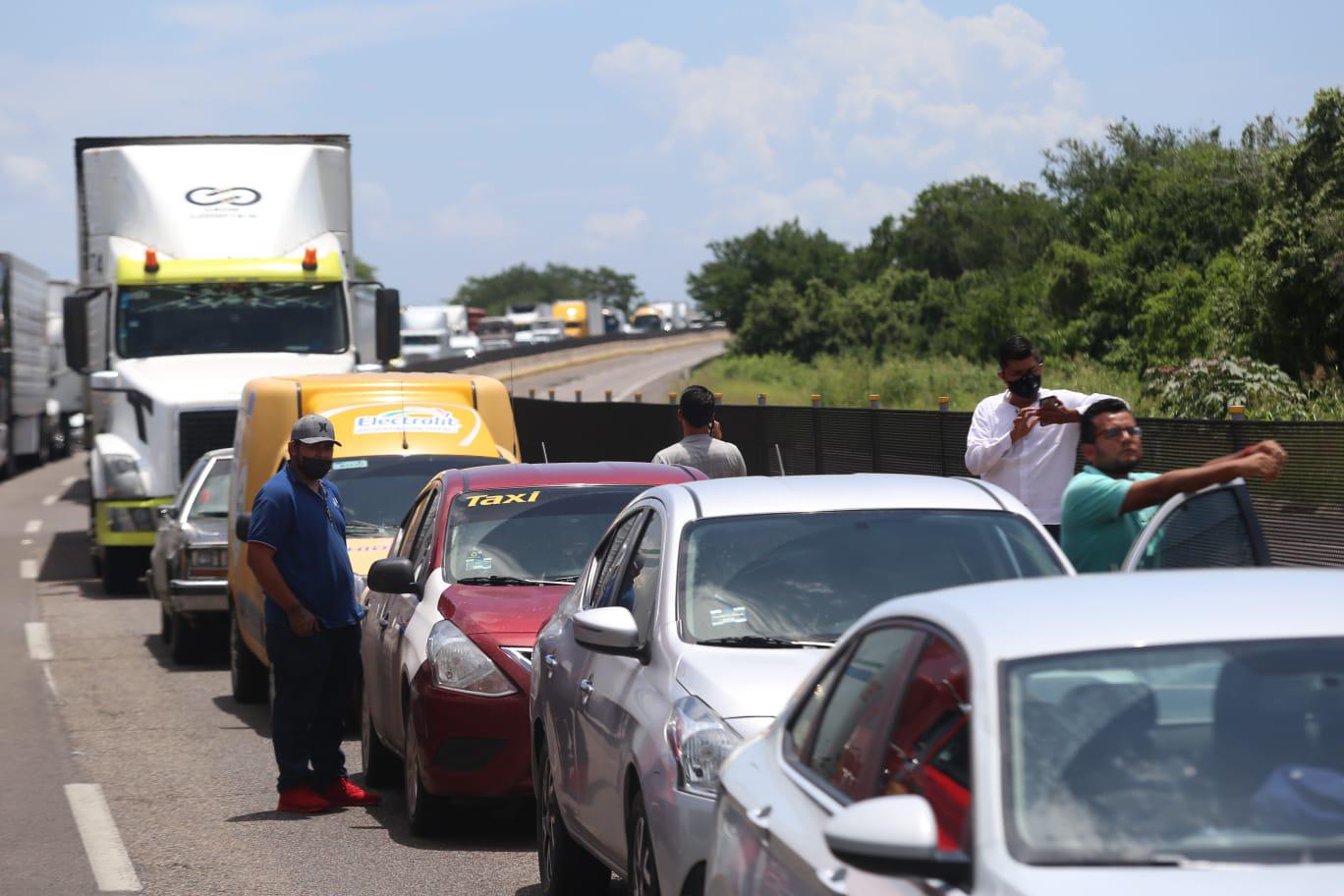 $!Carreteras de Mazatlán están saturadas por cierre de autopista a Culiacán