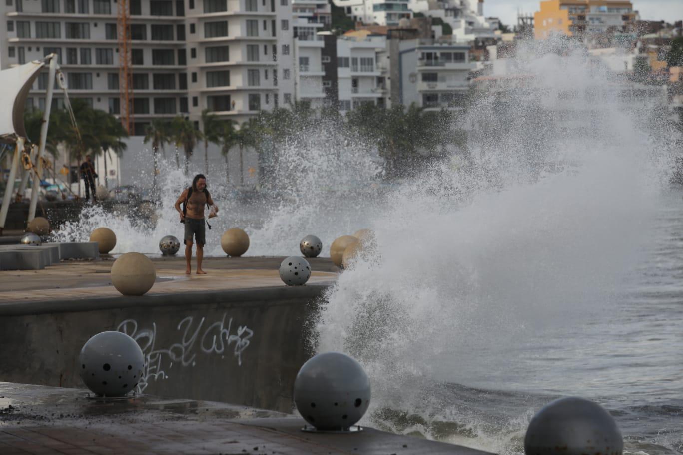 $!Las playas de Mazatlán se mantienen con un oleaje intenso; sean precavidos