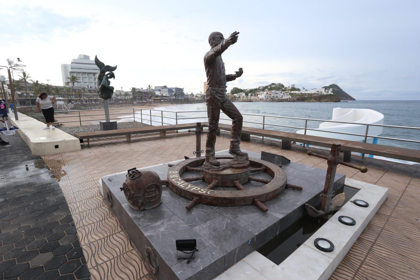 $!Monumento de Jacques Cousteau ya estaba en el Parque Central de Mazatlán, pero reubicarlo costó $1.6 millones
