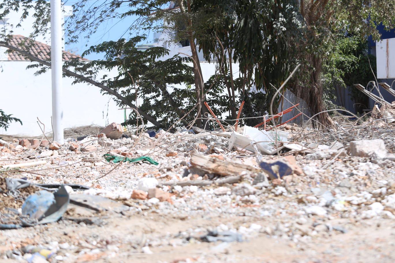 $!Adiós, ahora sí, al Instituto Británico... derriban su edificio en Mazatlán