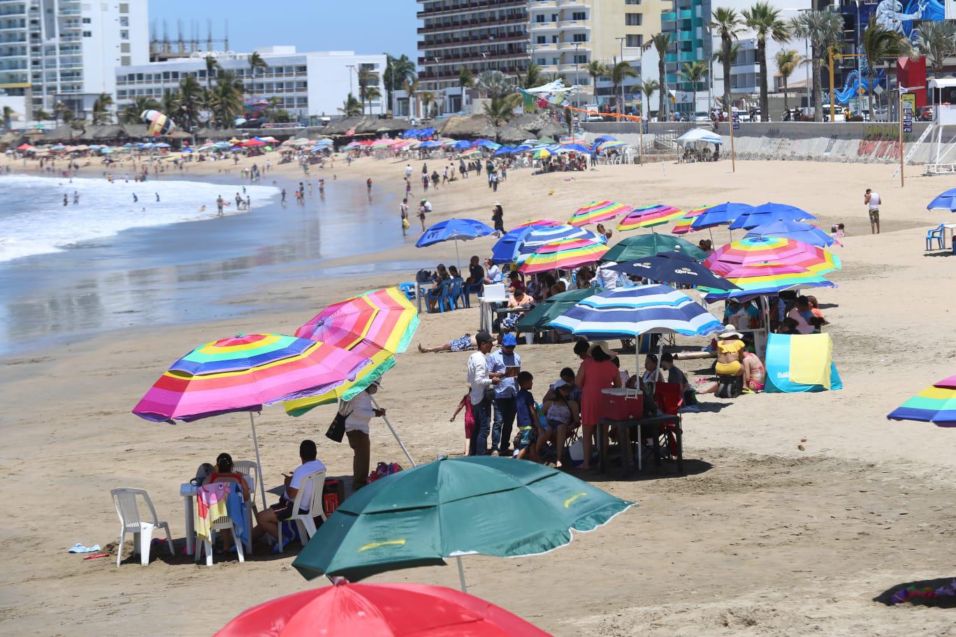 $!En Mazatlán ‘peinan desde el aire’ con drones el movimiento en las playas