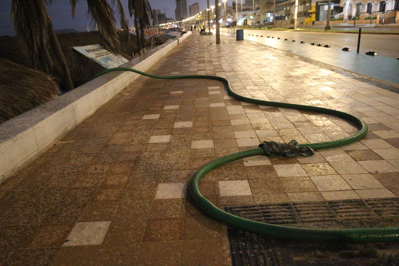 $!En Mazatlán, desde temprano salen al malecón a ejercitarse, pero la limpieza de baños portátiles los pone en riesgo