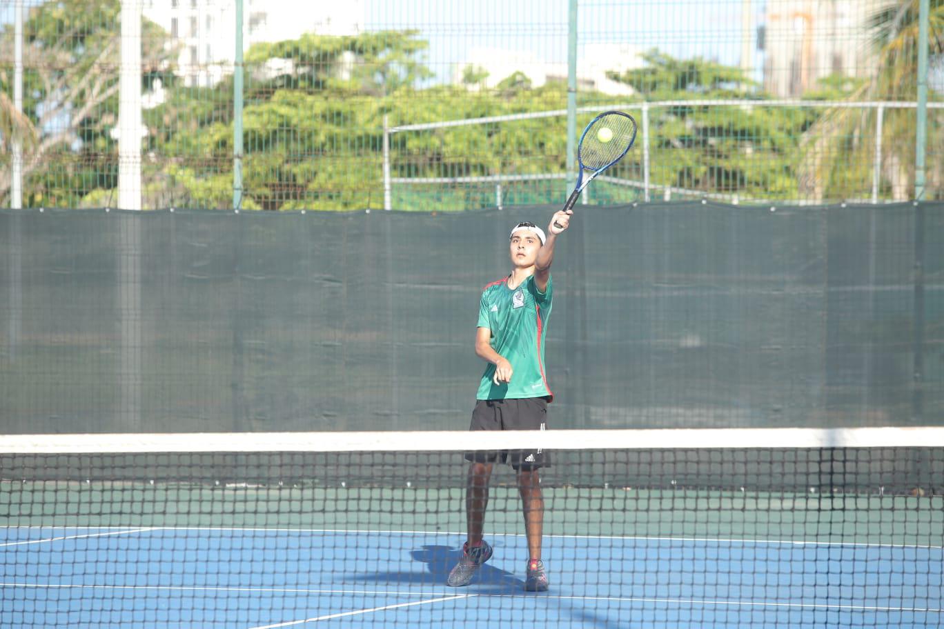 $!La actividad del Torneo de Tenis Escalera Garley, en el Kilómetro Cero de Mazatlán, no se detiene