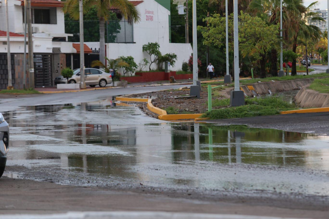 $!Lluvia de la madrugada colapsa vialidades de Mazatlán