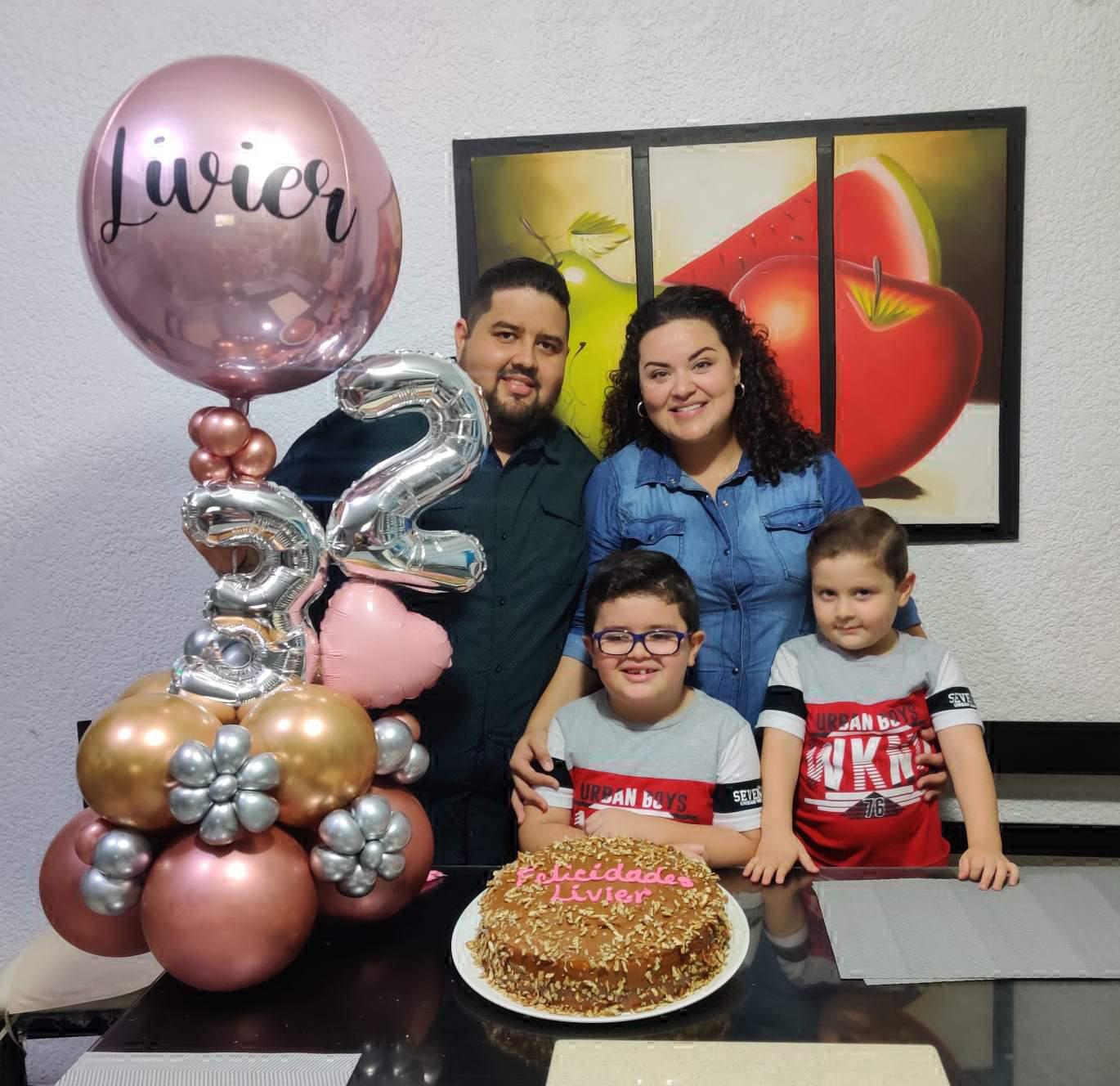 $!La festejada entre su esposo, Rosendo Anistro, y sus hijos, Mateo y Mikel.