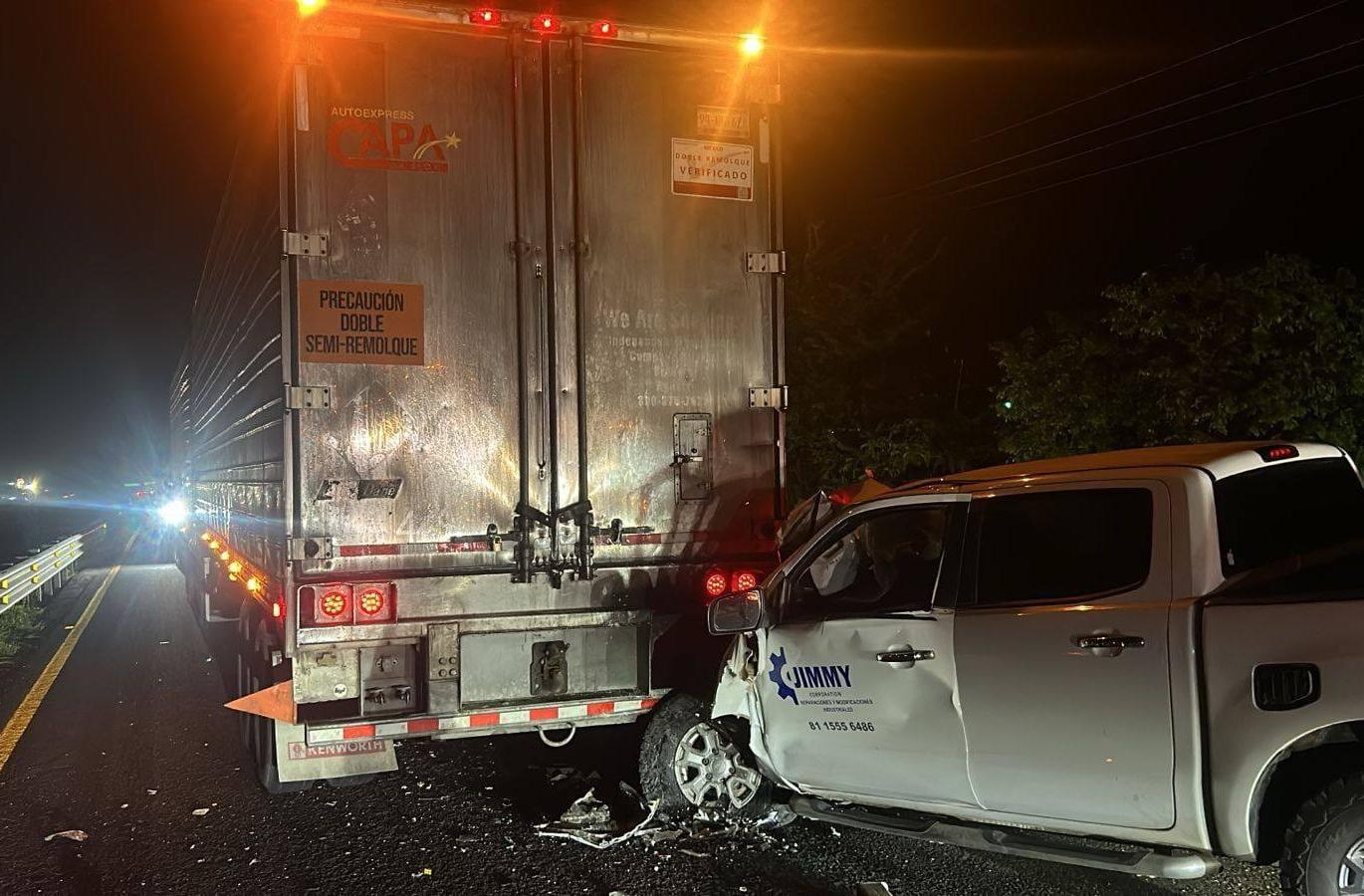 $!Conductor de camioneta muere al chocar contra tráiler en la carretera Libre Tepic-Mazatlán
