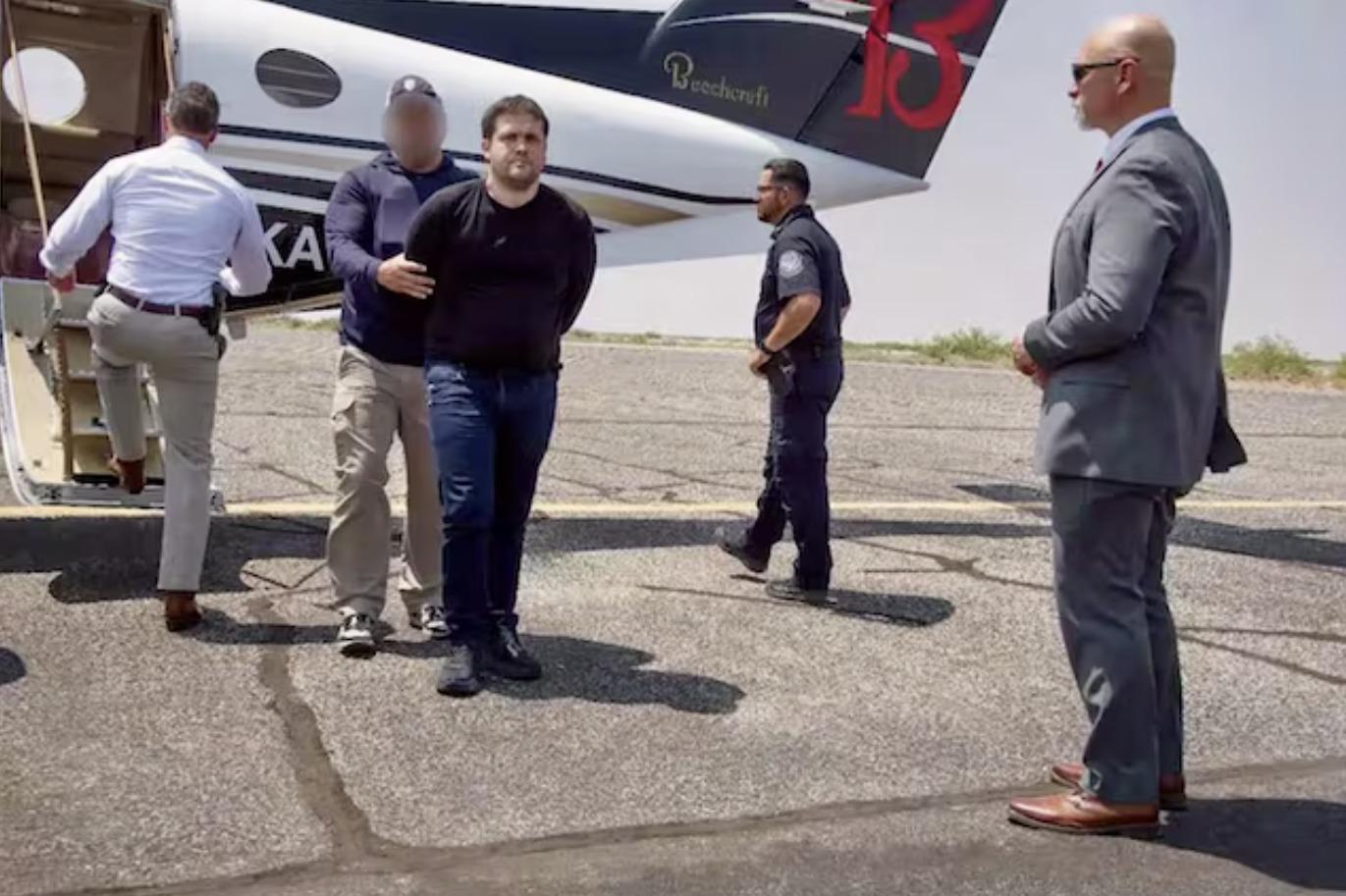 $!Sheinbaum pide revisar donación de avioneta que trasladó a ‘El Mayo’ a EU; difunden nuevas fotos del arresto